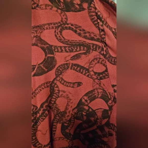 EUC Torrid Nightfall Red and Black Snake Print Sheer Kimono Sz 2 - Picture 3 of 3